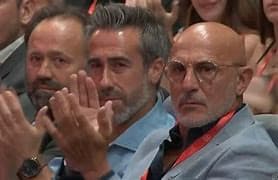 Imagen Asamblea del futbol español 25 de Agosto de 2023 - Jorge Vilda y Luis De la Fuente aplauden intervención de Luis Rubiales